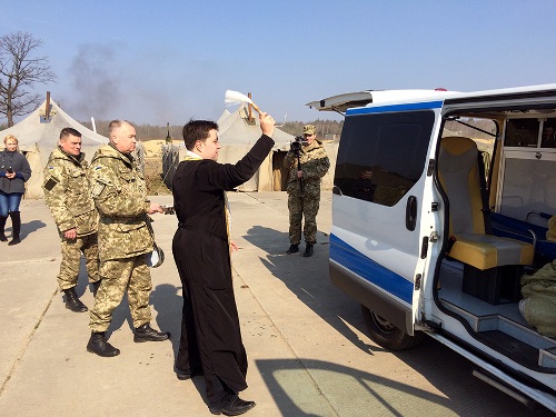 Парафіяни УГКЦ у Бельгії передали реанімобіль для військових.(ФОТО)